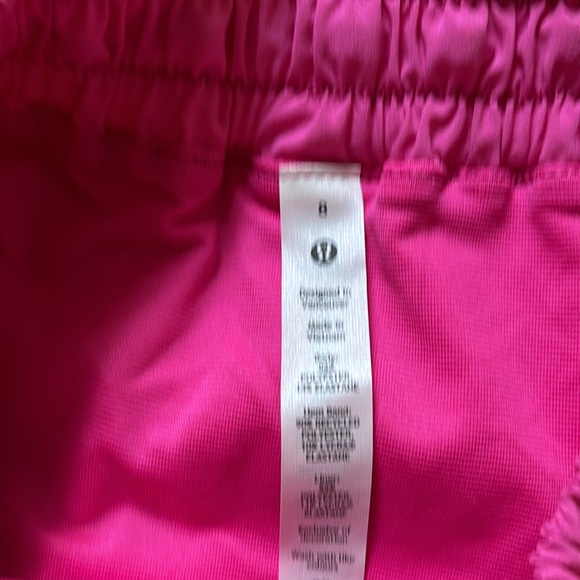 LULULEMON HOTTY HOT LR SHORTS 2.5” SONIC PINK SZ 8 NWT - Picture 5 of 6